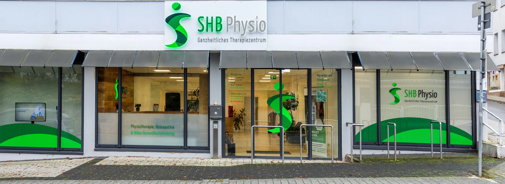 Außenansicht des SHB Physio Ganzheitlichen Therapiezentrum mit großen Glasfronten.